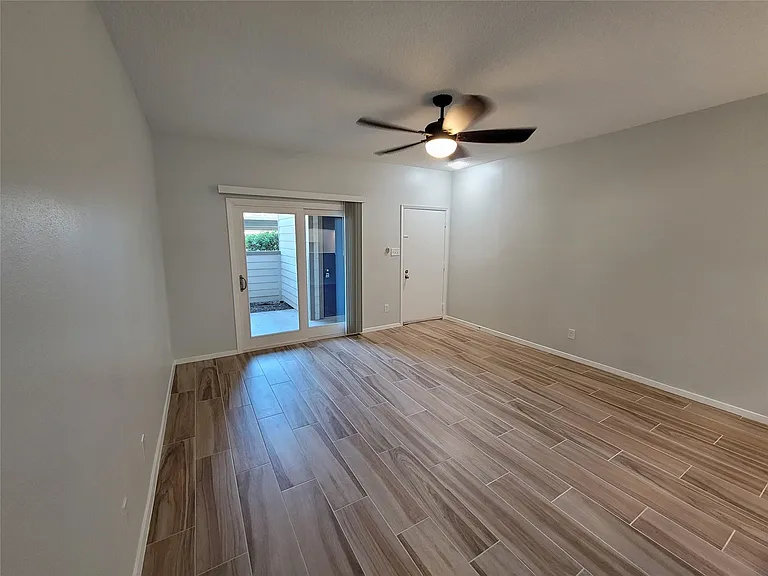 7055 N Holiday Dr — Photo 3