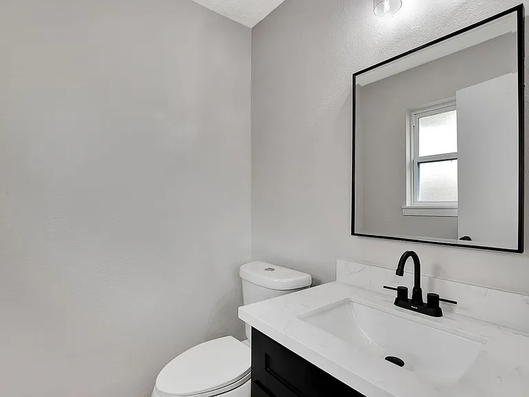 704 Teabury St — Photo 22
