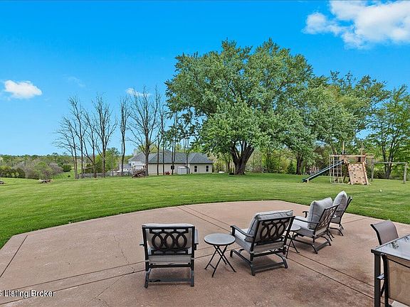 4th image of 3901 Carriage Hill Dr