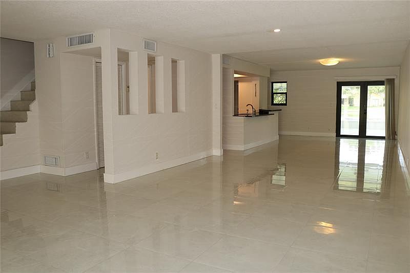1st image of 350 Fern Dr