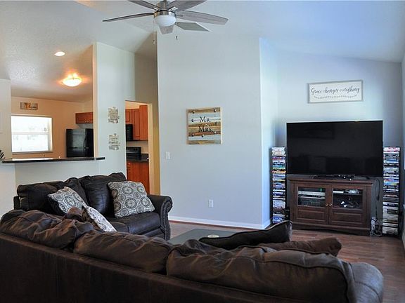 2nd image of 1877 Foxglove Ave