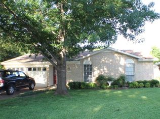 1211 Wade Hampton St, Benbrook, TX 76126
