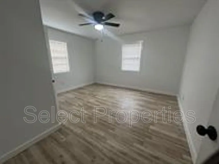 1802 Henry St — Photo 3