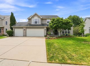 66 White Oak Dr, North Aurora, IL 60542