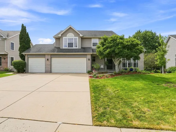 66 White Oak Dr, North Aurora, IL 60542