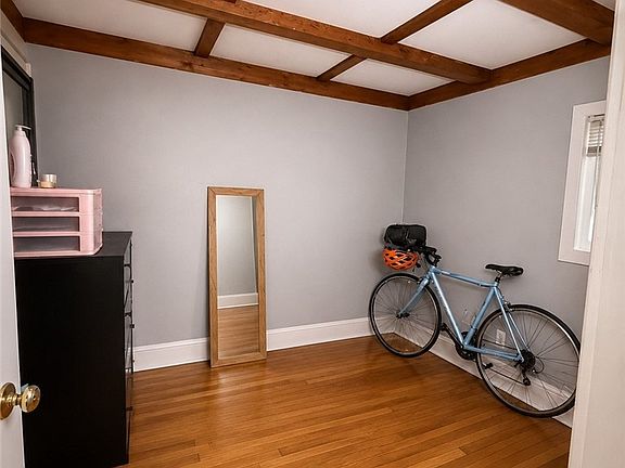 5th image of 467 W Delavan Ave
