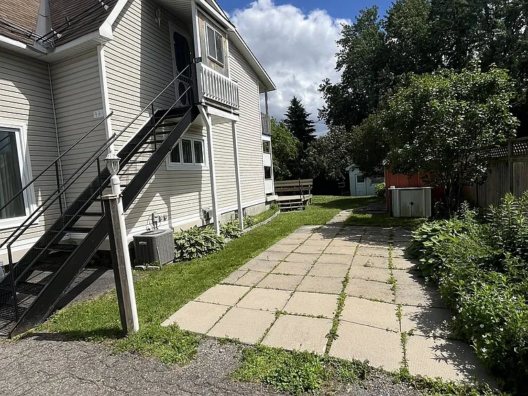 931 Laurier St — Photo 1