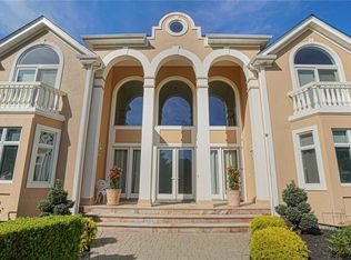 6 Rest Ct, Farmingville, NY 11738