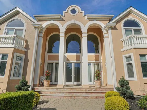 6 Rest Court, Farmingville, NY 11738