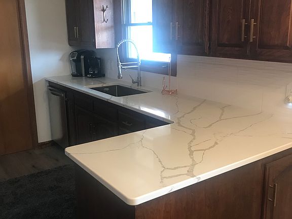 3rd image of 6 Crestwood Dr