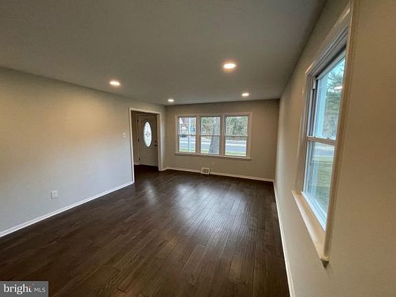 4th image of 1 Elm Ave