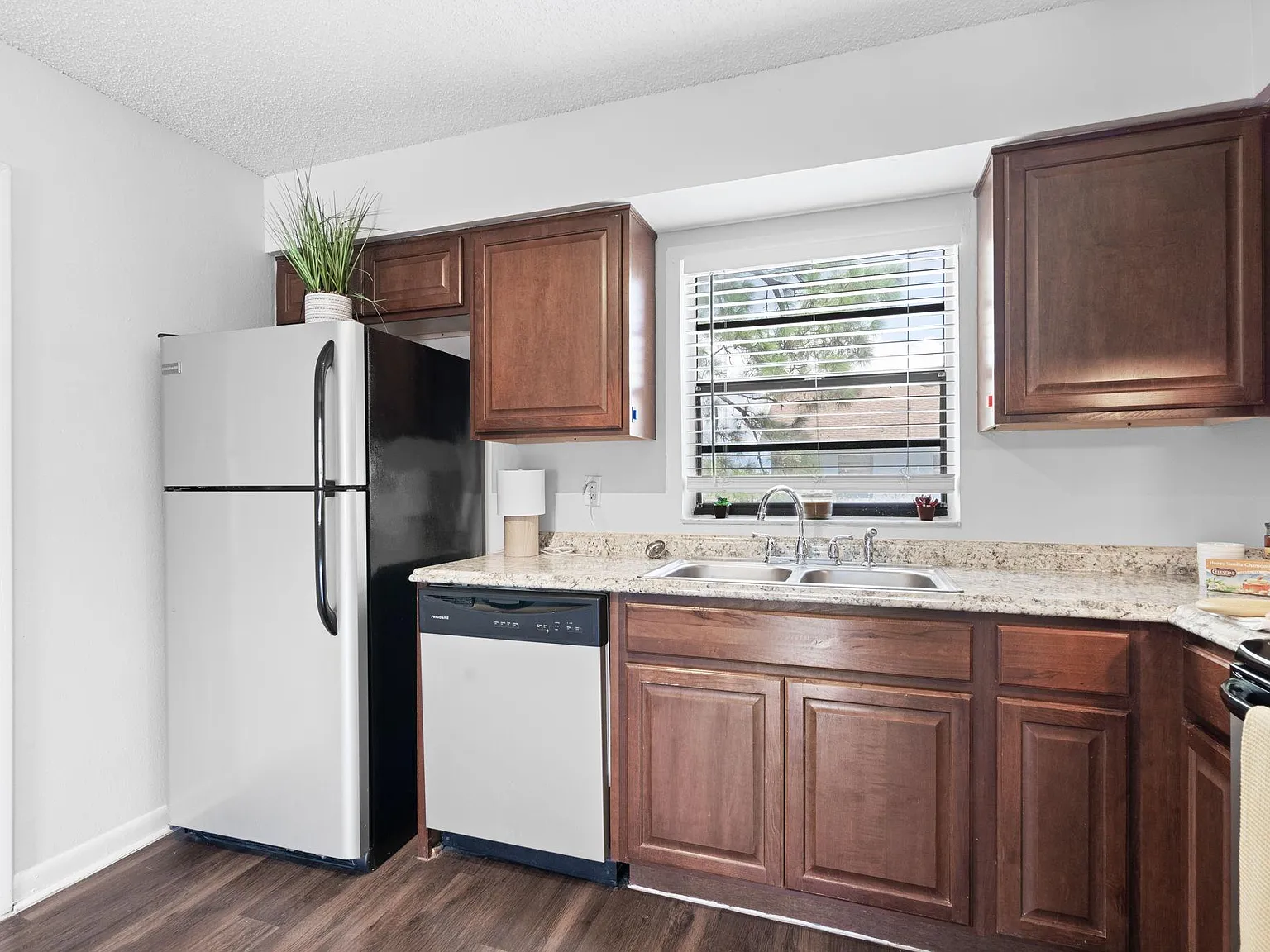 2 bed, 900 sqft, $1,650 — Photo 3