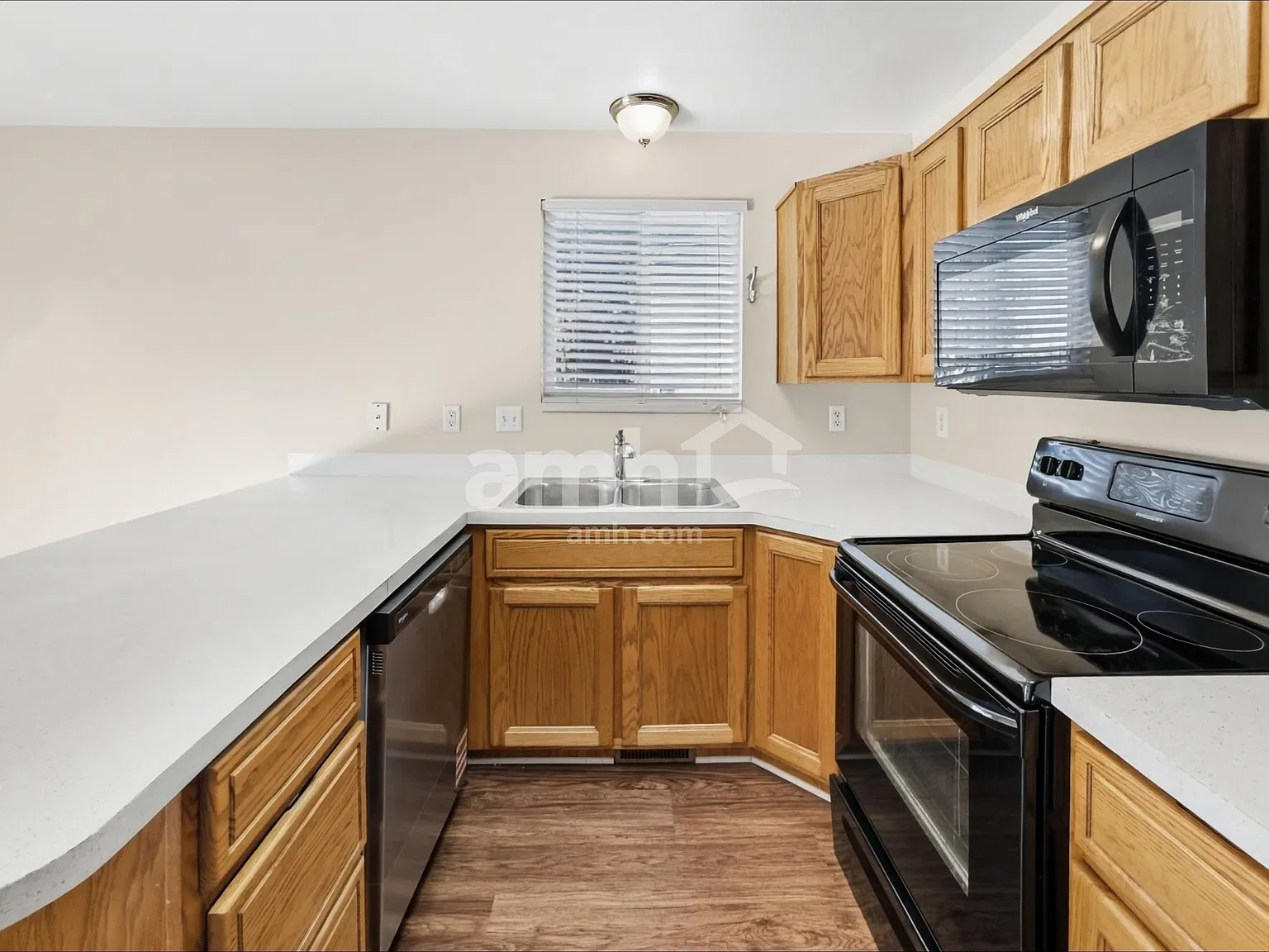 6 bed, 2.0 bath, 2440 sqft, $2,560 — Photo 3