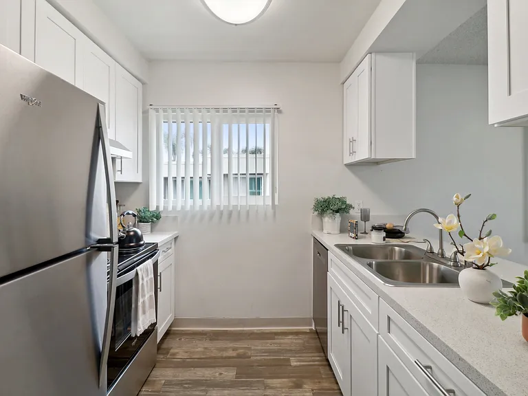 Alderwood / Naples Apartments — Photo 4