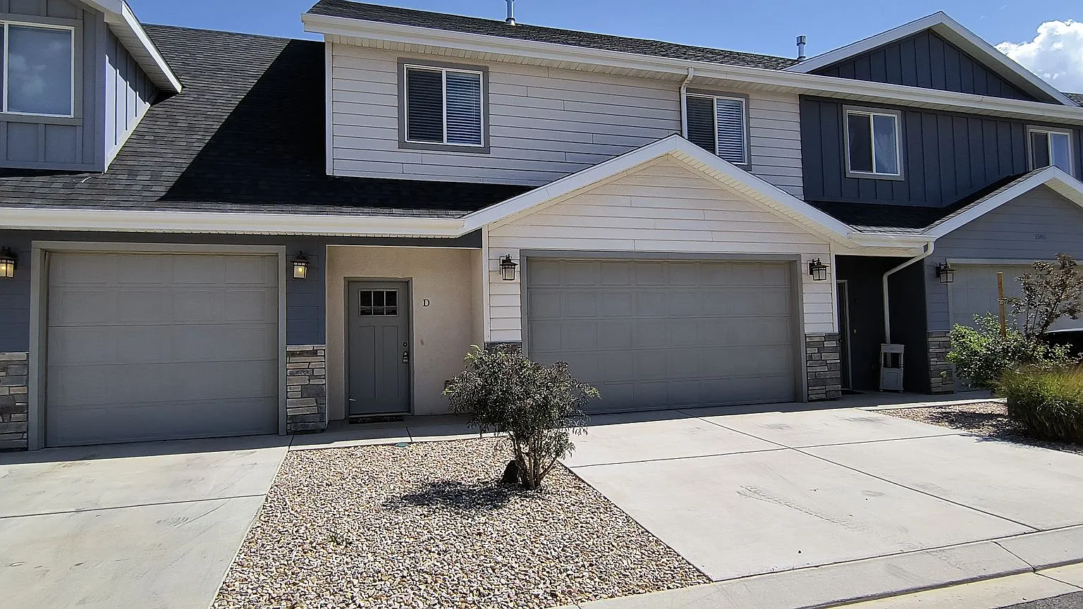 3 Bedroom 2.5 Bath Condo w/2 Car Garage — Photo 1