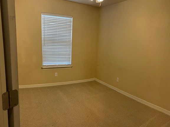 5th image of 814 E Lauren Ln