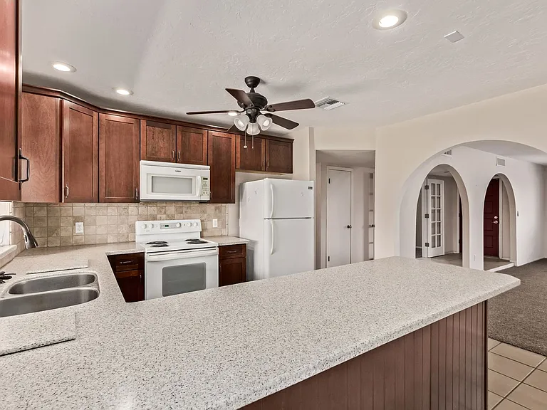 2637 E Sierra St — Photo 15