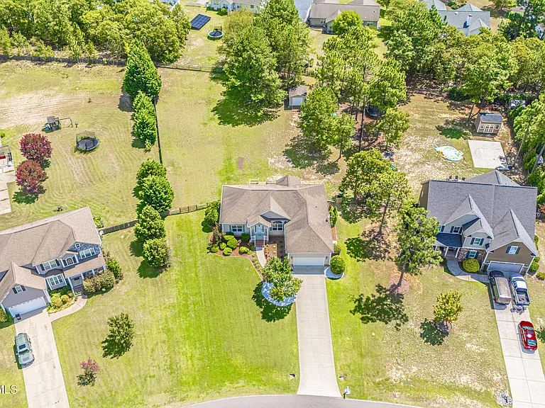 11 Victoria Dr — Photo 49