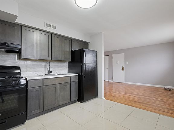 4th image of 7108 Oxford Ave #21