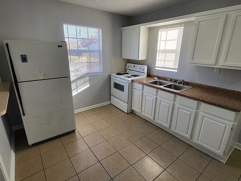 6149 Commodore Dr — Photo 6