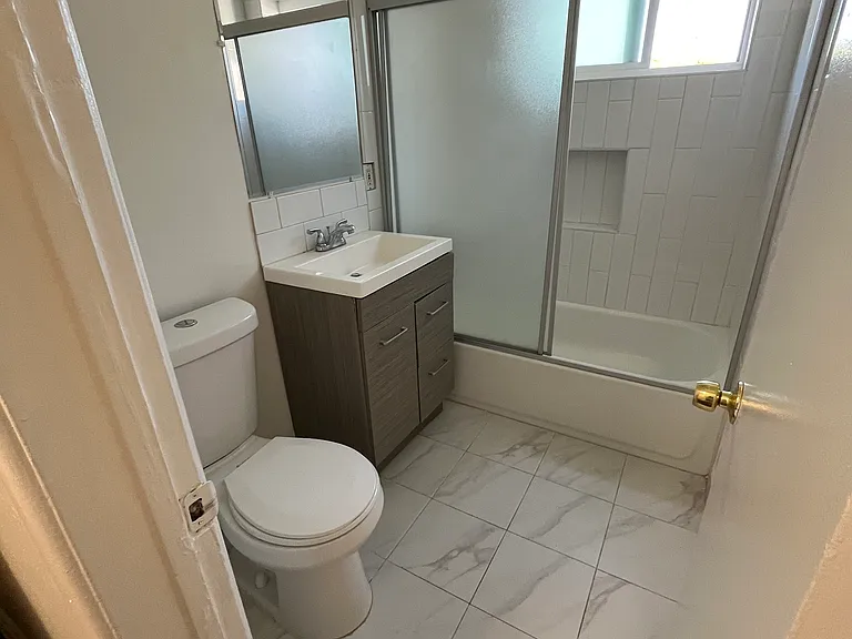 15045 Burbank Blvd #4 — Photo 5