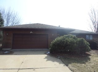 2608 Crescent Dr, Cedar Falls, IA 50613