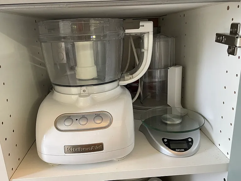 Full kitchen appliances, All Clad cookware.