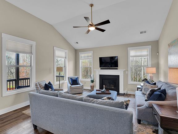 5th image of 621 Longfellow Way