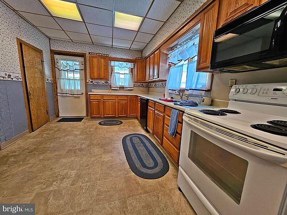 5th image of 702 E 2nd St