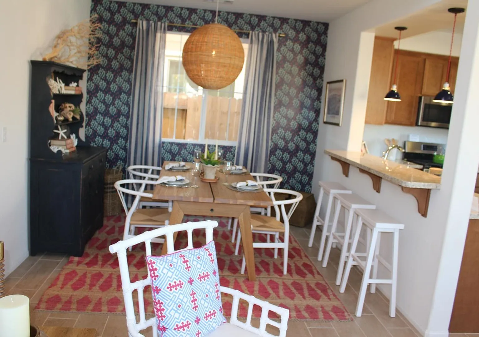 Like New 3 Bedroom Home! Near shops and restaurants! — Photo 3