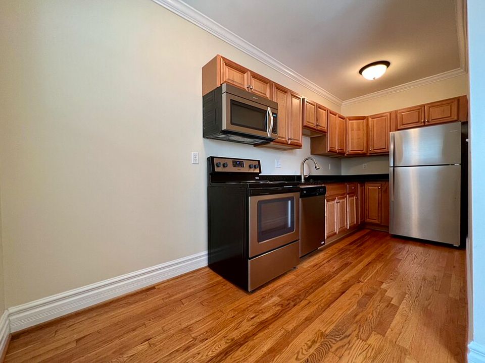 Granite Counters
Stainless Applicances
Microwave
Self-Cleaning Oven