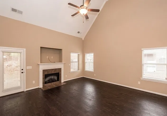 4 bed, 2.5 bath, 2502 sqft, $2,400 — Photo 2