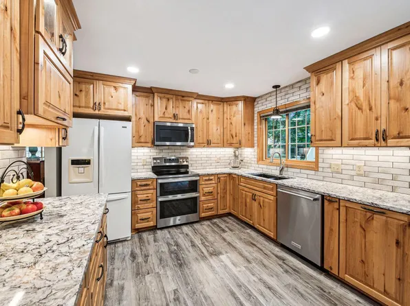 14 Hillcrest Ln, Circle Pines, MN 55014