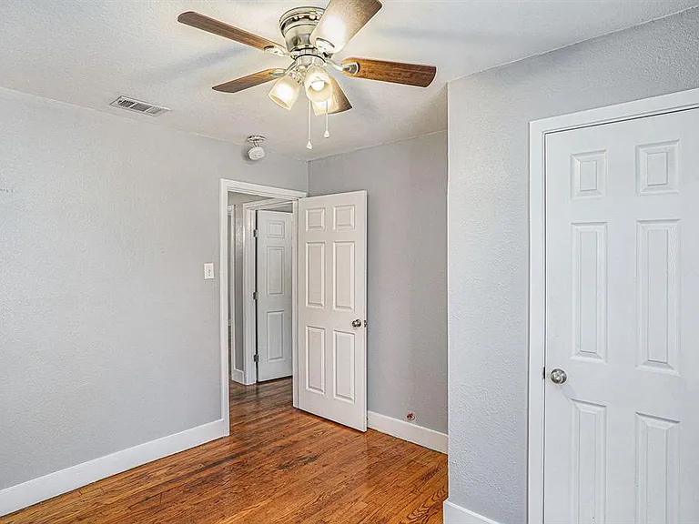 2533 Warren Ave — Photo 15