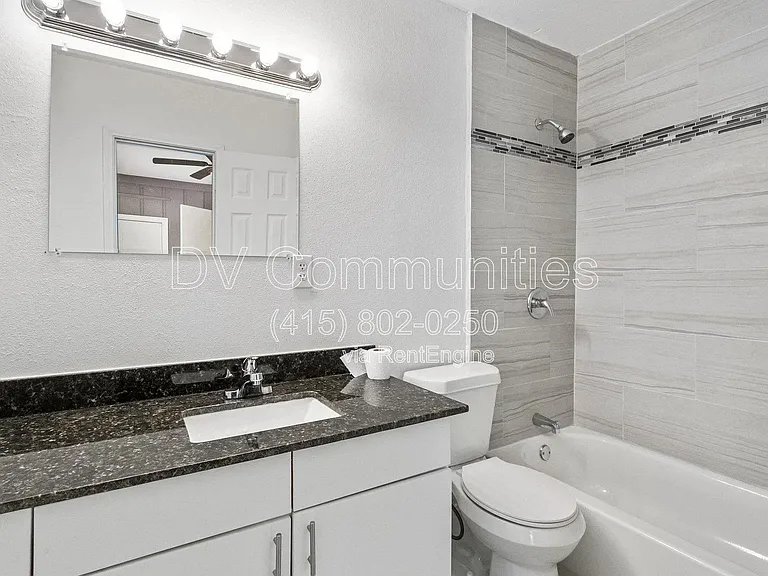 1521 W Blum St — Photo 4
