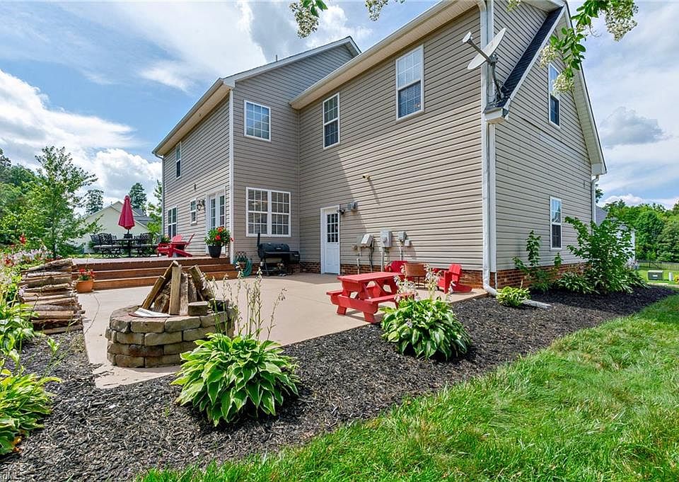 2nd image of 2300 Glen Cove Way