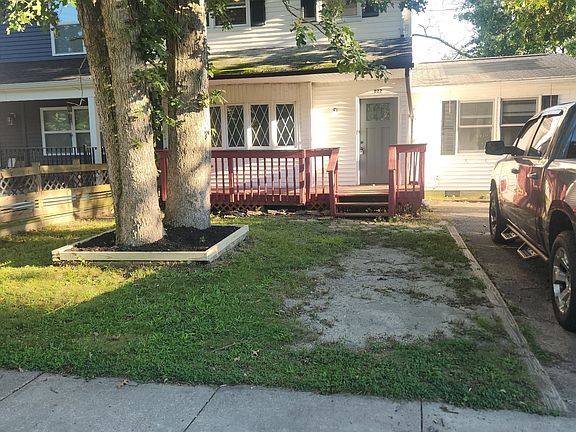 3rd image of 822 Maple St