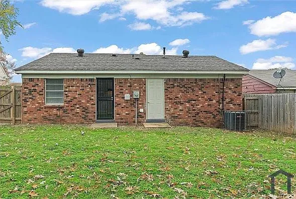 3 bed, $1,300 — Photo 4