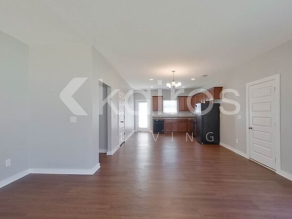 3rd image of 464 White Oak Cir