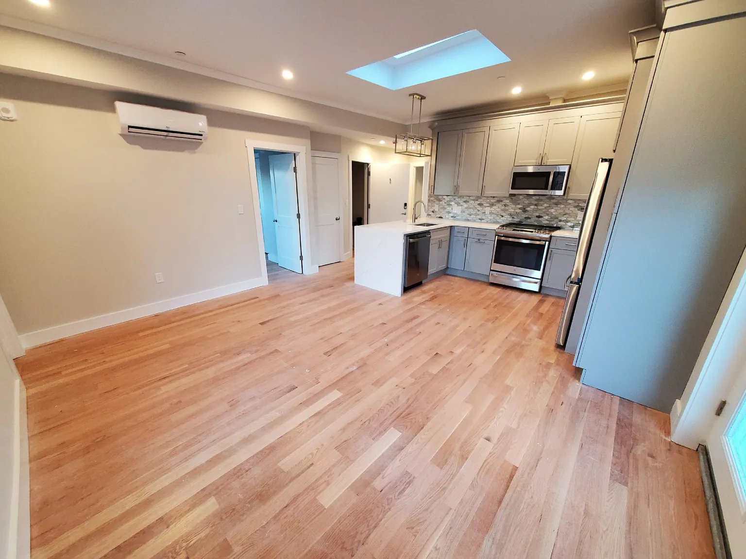3 bed, 1.5 bath, 9999 sqft, $3,800 — Photo 4