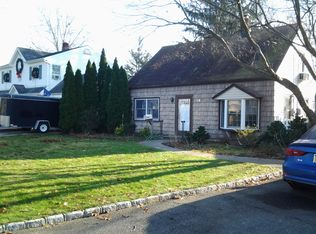 59 Hyacinth Rd, Levittown, NY 11756