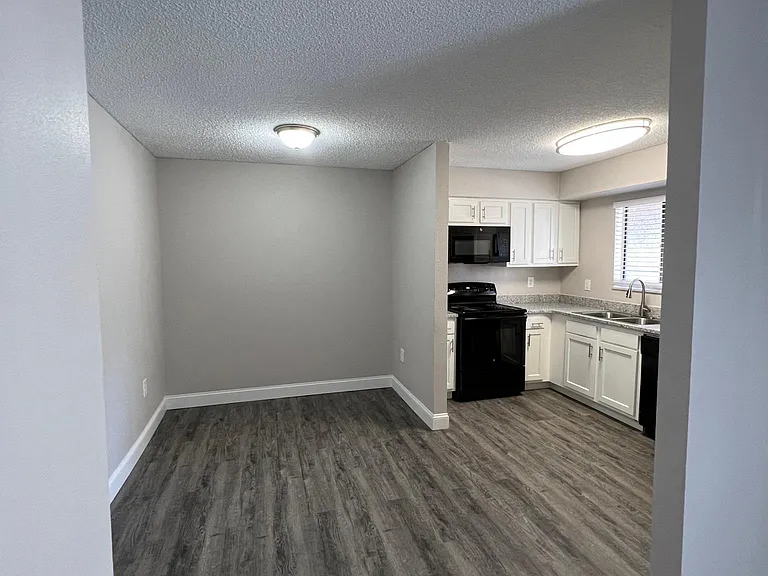 Oakbrook Village Apartments — Photo 66
