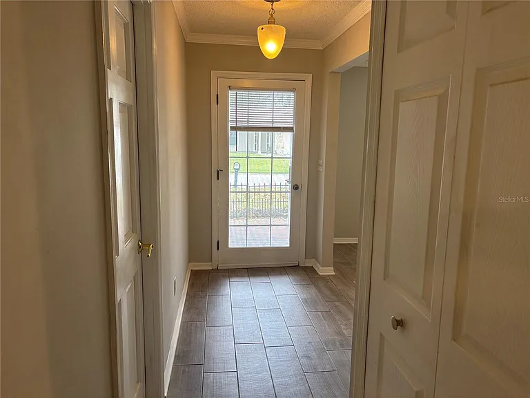 105 E Cottesmore Cir — Photo 2