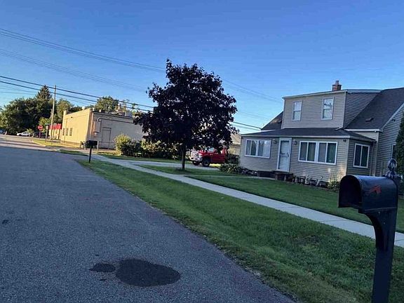 Exterior Neighborhood (street photo)