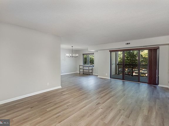 2nd image of 307 Yoakum Pkwy APT 224