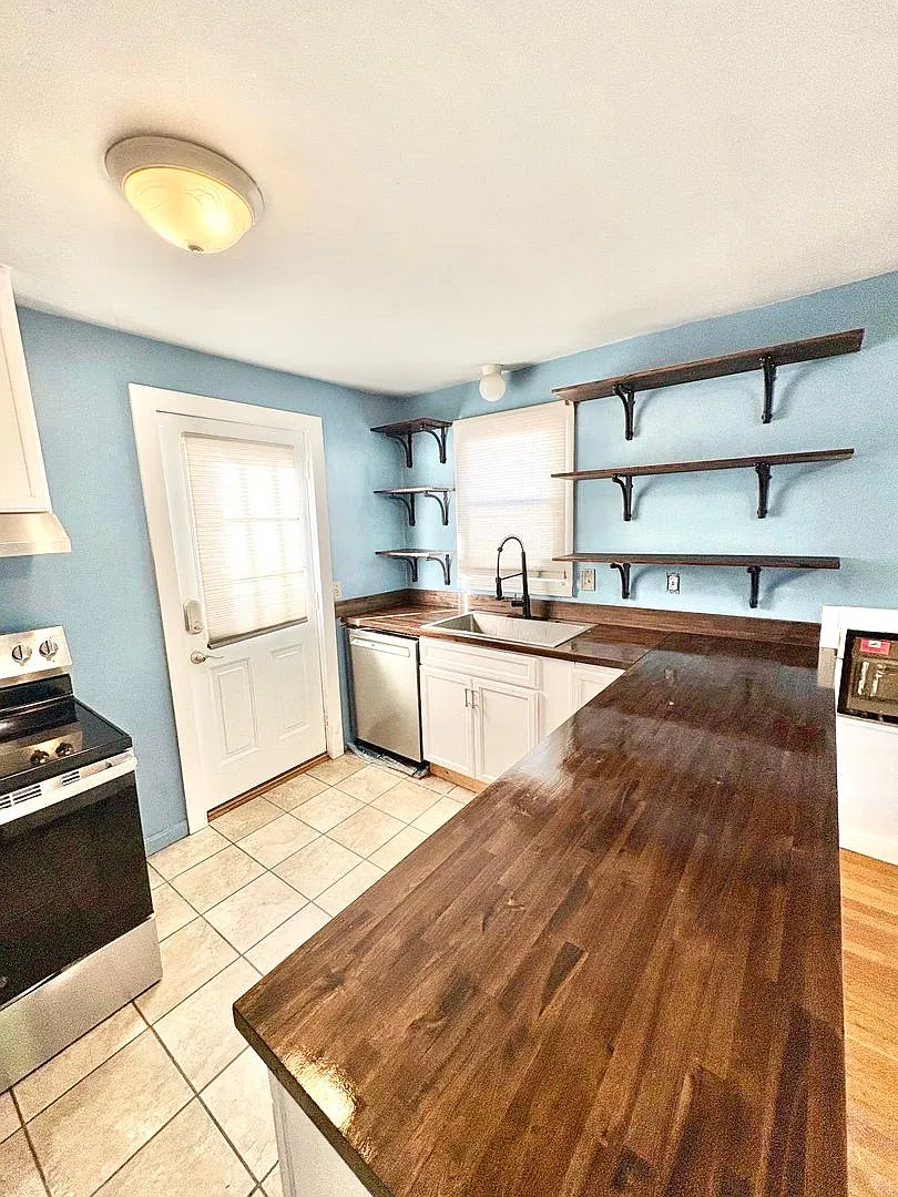 Coventry/Johnson's Pond Updated Single Family - $3,195 — Photo 4