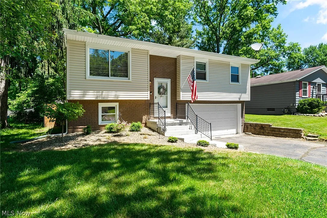 7623 Venice Heights Dr NE photo 1