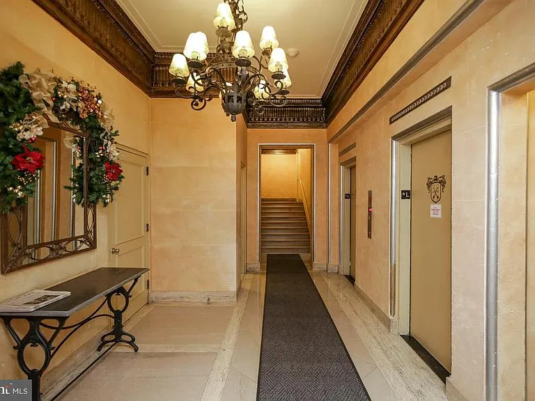 The Carlyle — Photo 2