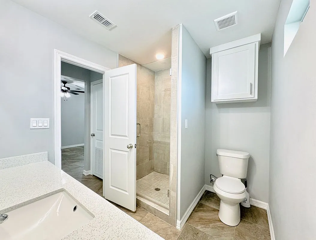 2 bed, 1.0 bath, 876 sqft, $1,050 — Photo 4