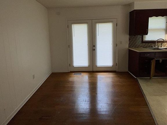 4th image of 1044 Hillcrest Dr